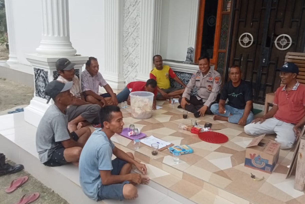 Sukseskan Pilkada Serentak, Bhabinkamtibmas Pujud Utara Cooling System Bersama Warga