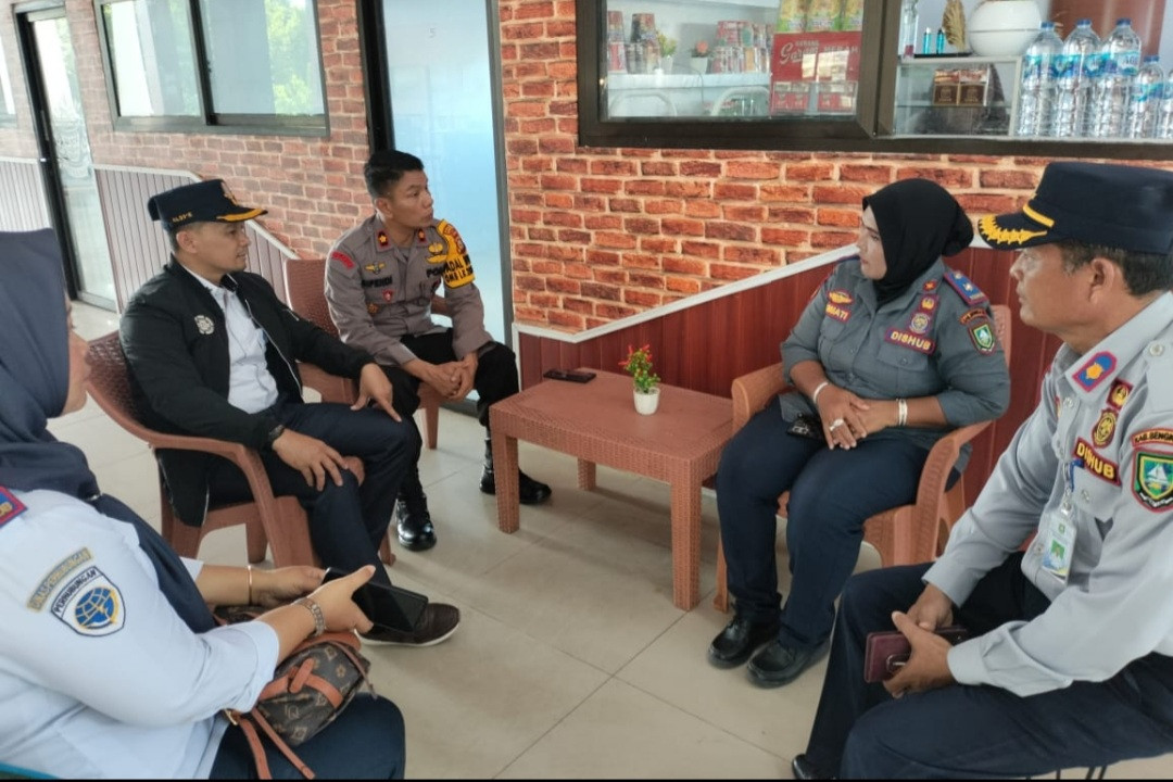 Polsek Bukit Batu Bersama UPT Dishub Siapkan Antisipasi Kemacetan Pendistribusian Logistik Pilkada 2024