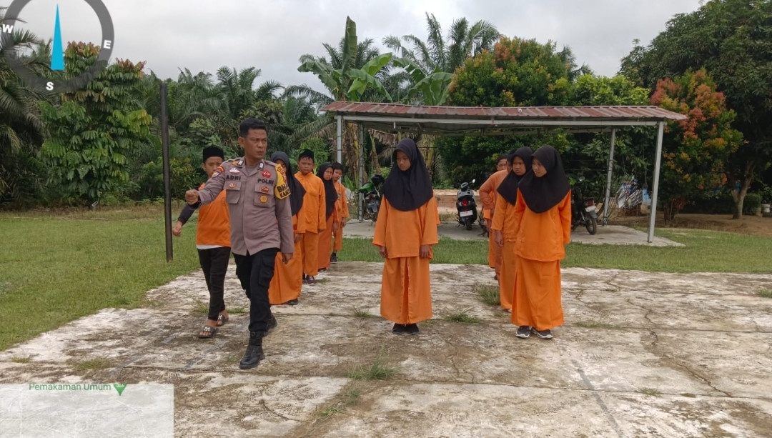 Bhabinkamtibmas Latih Dasar PBB Siswa SD di Kampung Kerinci Kanan