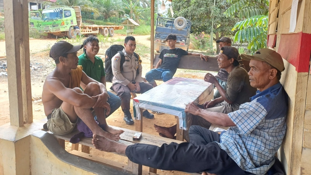 Sambangi Kampung, Bhabinkamtibmas Tekankan Pentingnya Kerukunan Pasca Pilkada