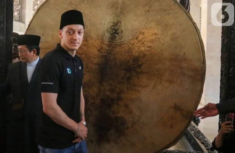 Penampakkan Mesut Ozil Pakai Peci Hitam Saat di Masjid Istiqlal