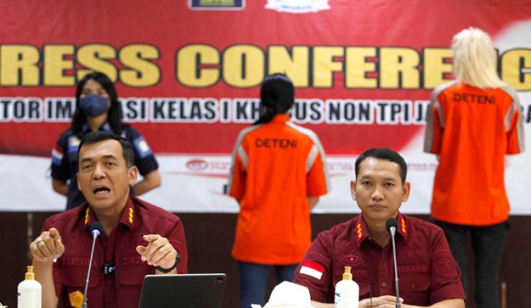 Jajakan diri di internet, dua WNA Ditangkap Petugas Imigrasi