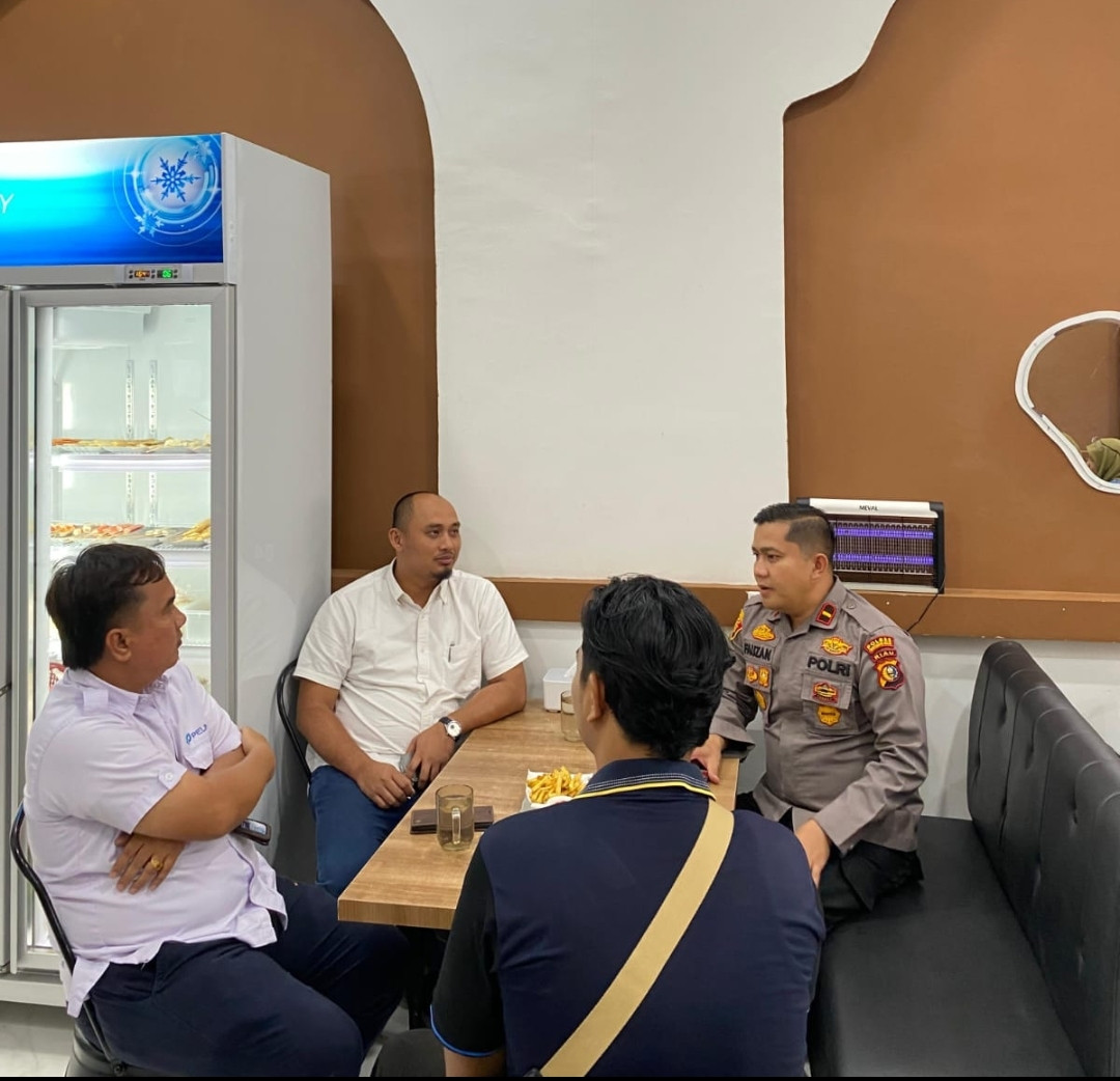 Ngopi Bareng Polsek Kawasan Pelabuhan Tembilahan, Edukasi Masyarakat tentang Pemilu Damai 2024
