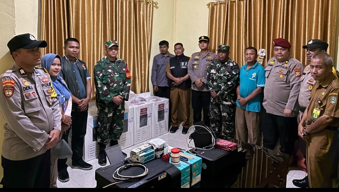 Patroli Gabungan Kapolsek Sei Mandau Pastikan Logistik Pilkada 2024 Aman dan Lengkap