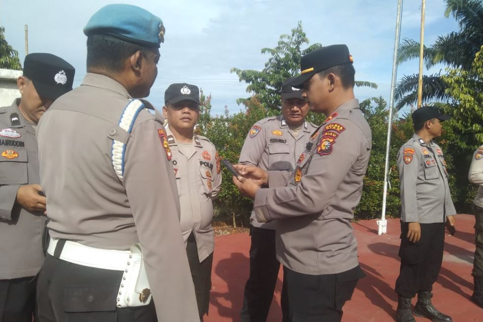 periksa_hp_personel_polri.JPG