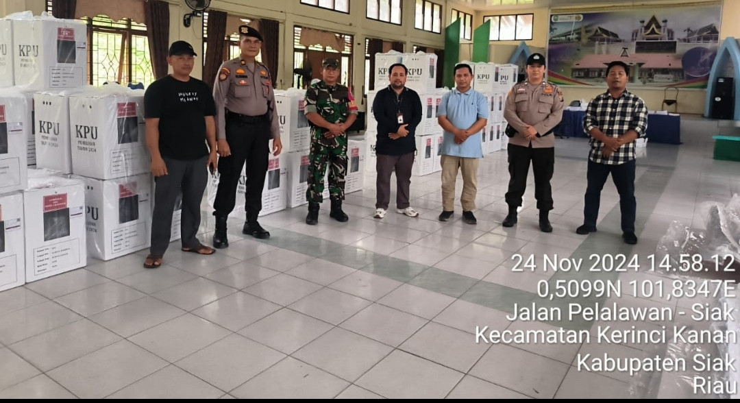 Polsek Kerinci Kanan Kawal Pengiriman Logistik Pilkada 2024