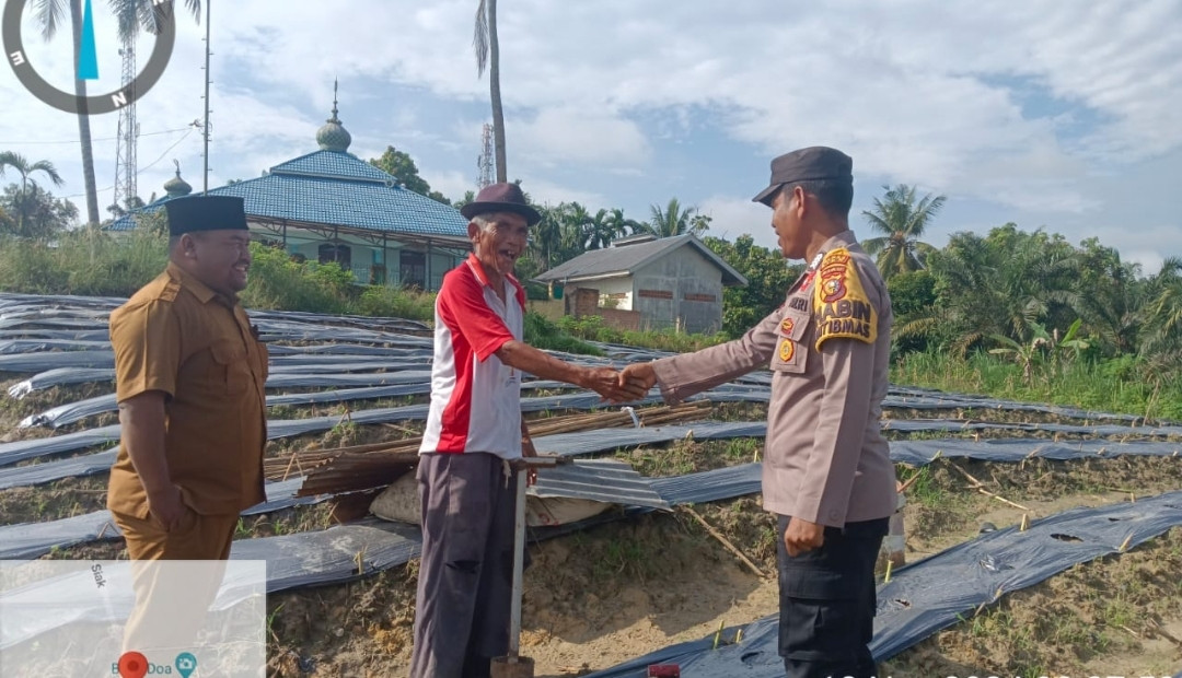Bhabinkamtibmas Polsek Kerinci Kanan Dorong Pemanfaatan Lahan Produktif untuk Ketahanan Pangan