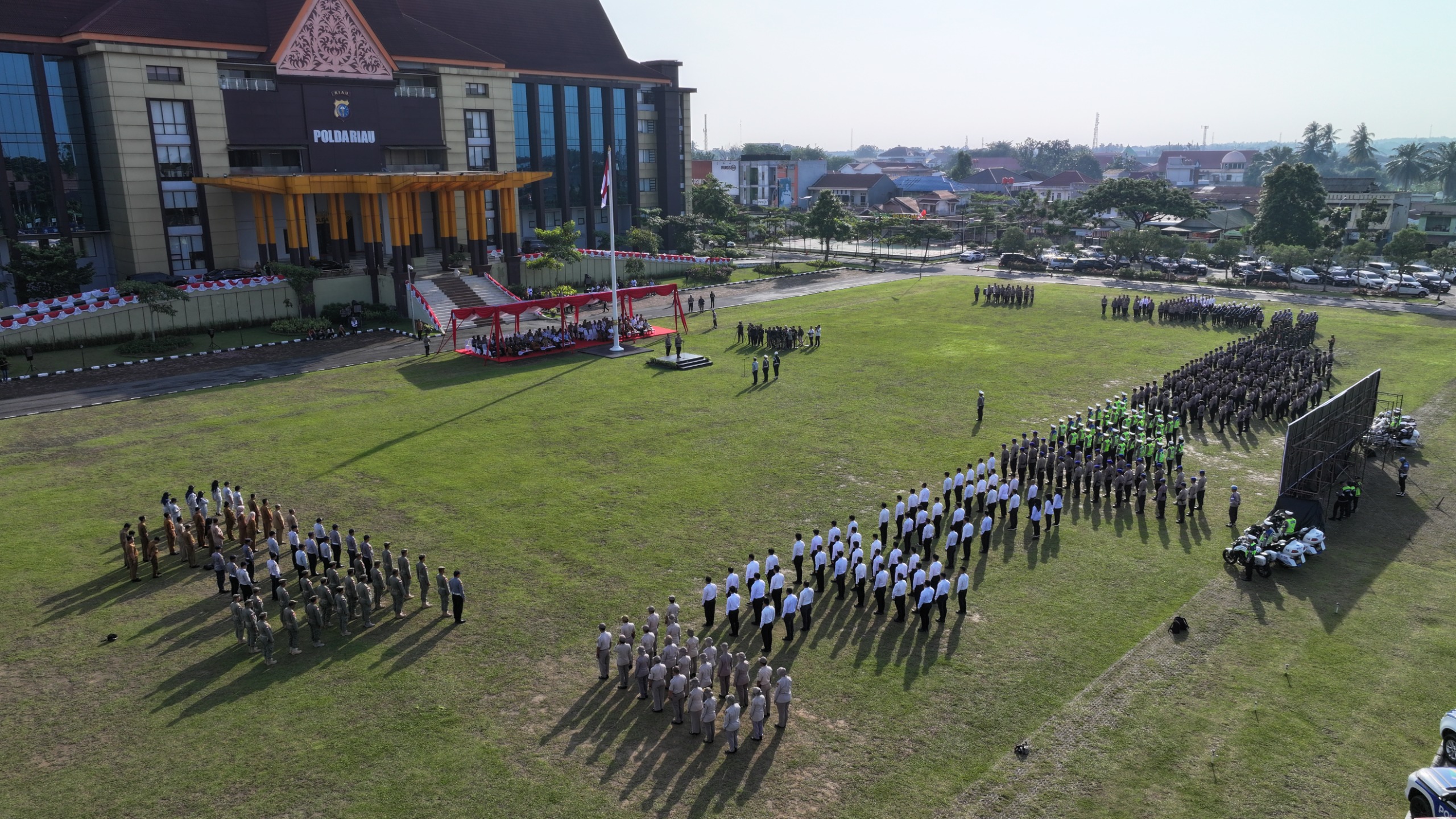 Kapolda Riau Pimpin Apel Operasi Patuh Lancang Kuning 2024 - (Ada 0 foto)