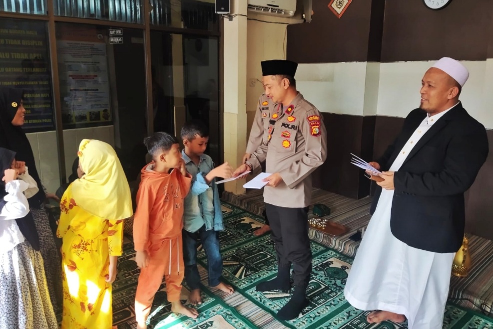 Kompol Herman Pelani Berikan Santunan kepada Anak Yatim Piatu - (Ada 0 foto)