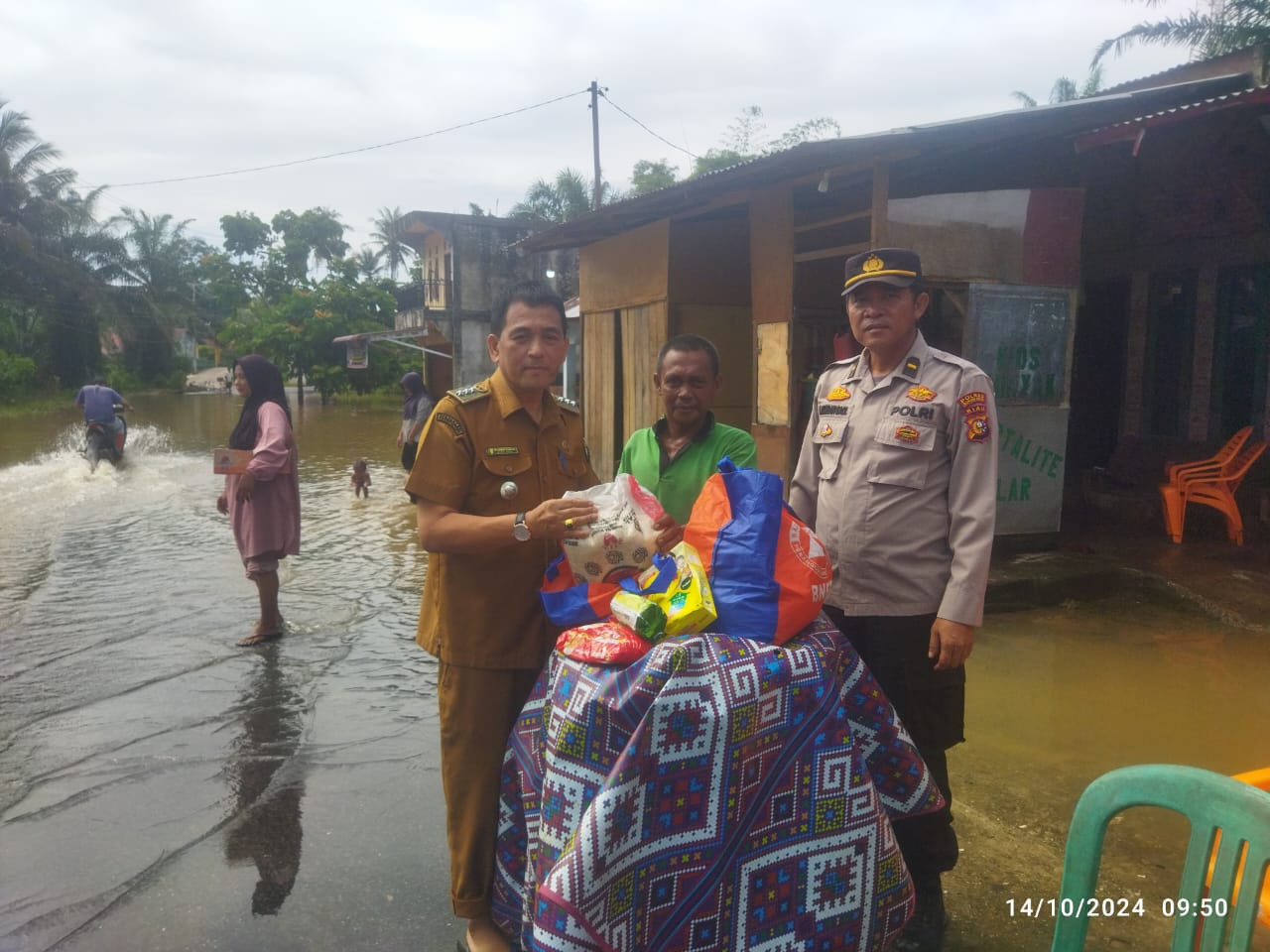 Polsek Tambusai Cek TPS Terdampak Banjir  Luapan Sungai dan Berikan Bantuan Sembako ke Warga 