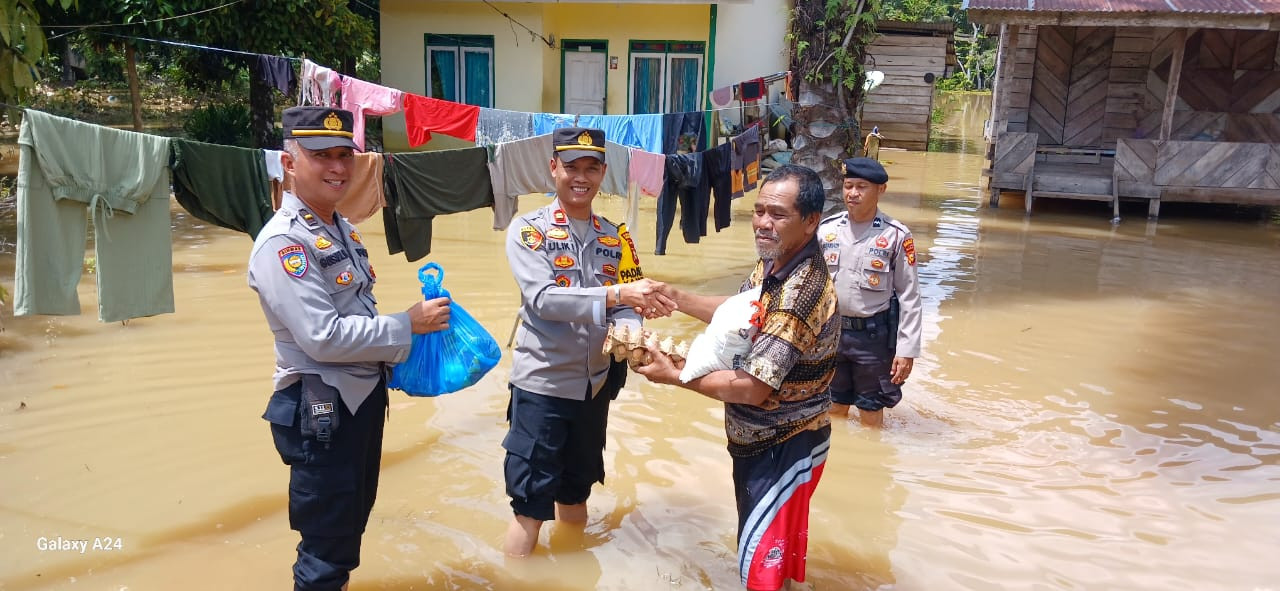 Personil Polsek Kepenuhan Serahkan Bantuan Sembako ke Warga Terdampak Banjir dan Sosialisasikan Cooling System