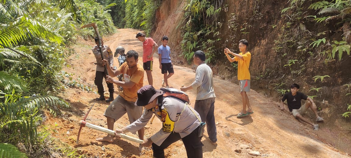 Dipimpin AKP Yohanes, Polsek Rokan IV Sosialisasikan Cooling System dalam Giat Gotong-royong Bersama Warga