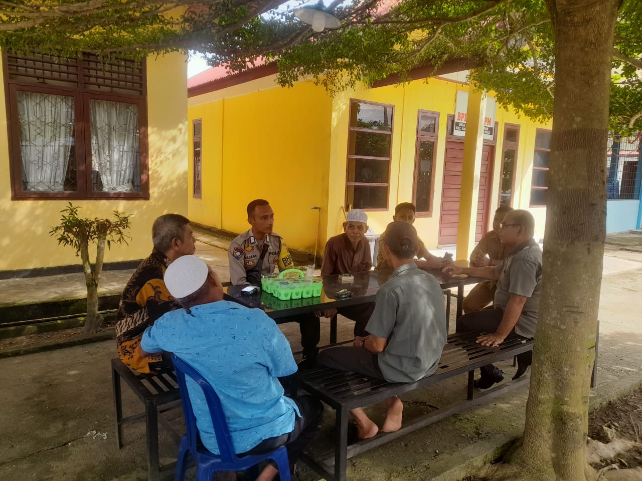 Personil Polsek Rambah Giat Sambang Edukasi Cooling System Pilkada  2024 di Desa Pematang Berangan