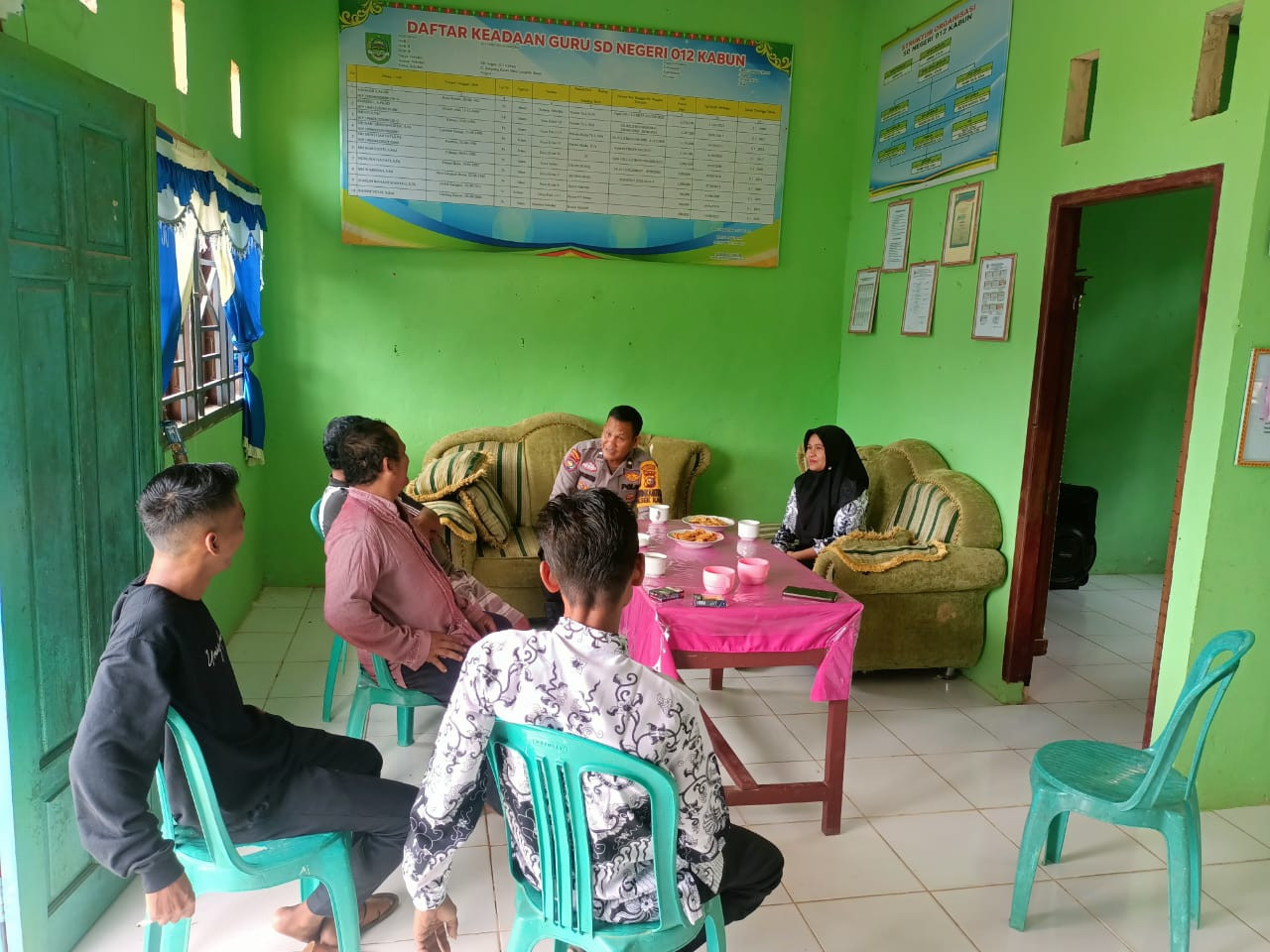 Personil Polsek Kabun Sambangi Warga Edukasi Cooling System Pilkada 2024 di Desa Binaan