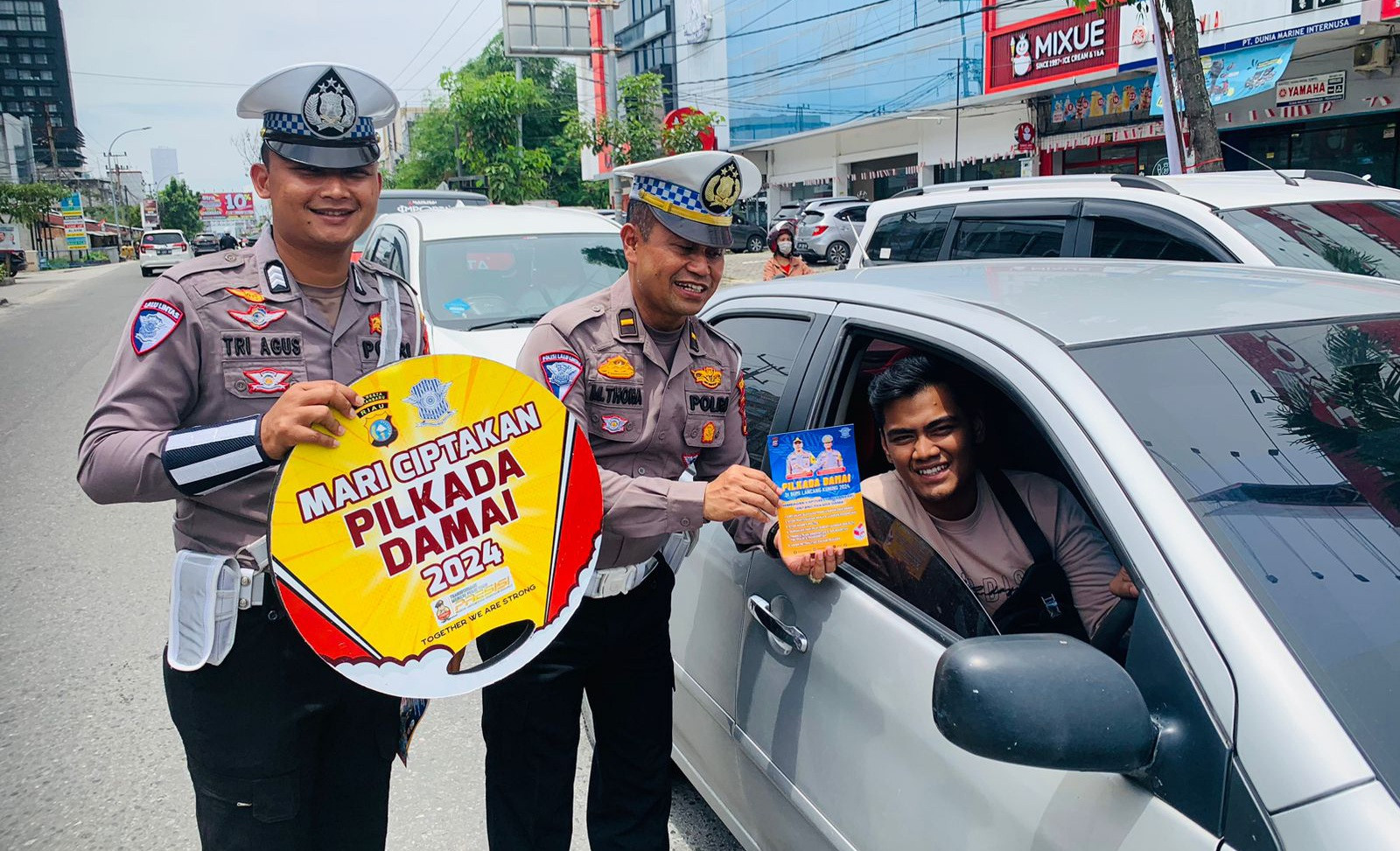 Satlantas Poresta Pekanbaru Beri Himbauan Papan Gimmick Pilkada Damai di Jalan Raya