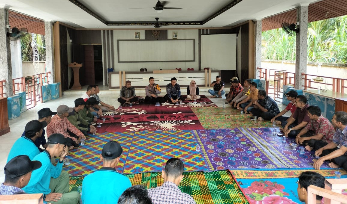 Kumpulkan Warga Desa Tenggayun, Polsek Bukit Batu Sampaikan Pesan Pilkada Damai