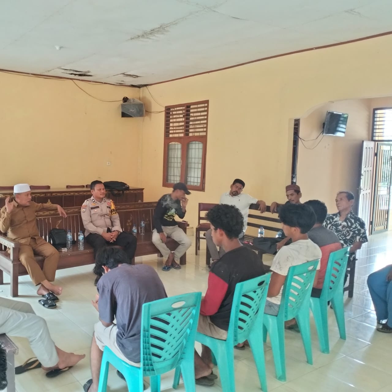 Bhabinkantibmas Polsek Kabun Sambangi Warga  Edukasi Cooling System Pilkada 2024