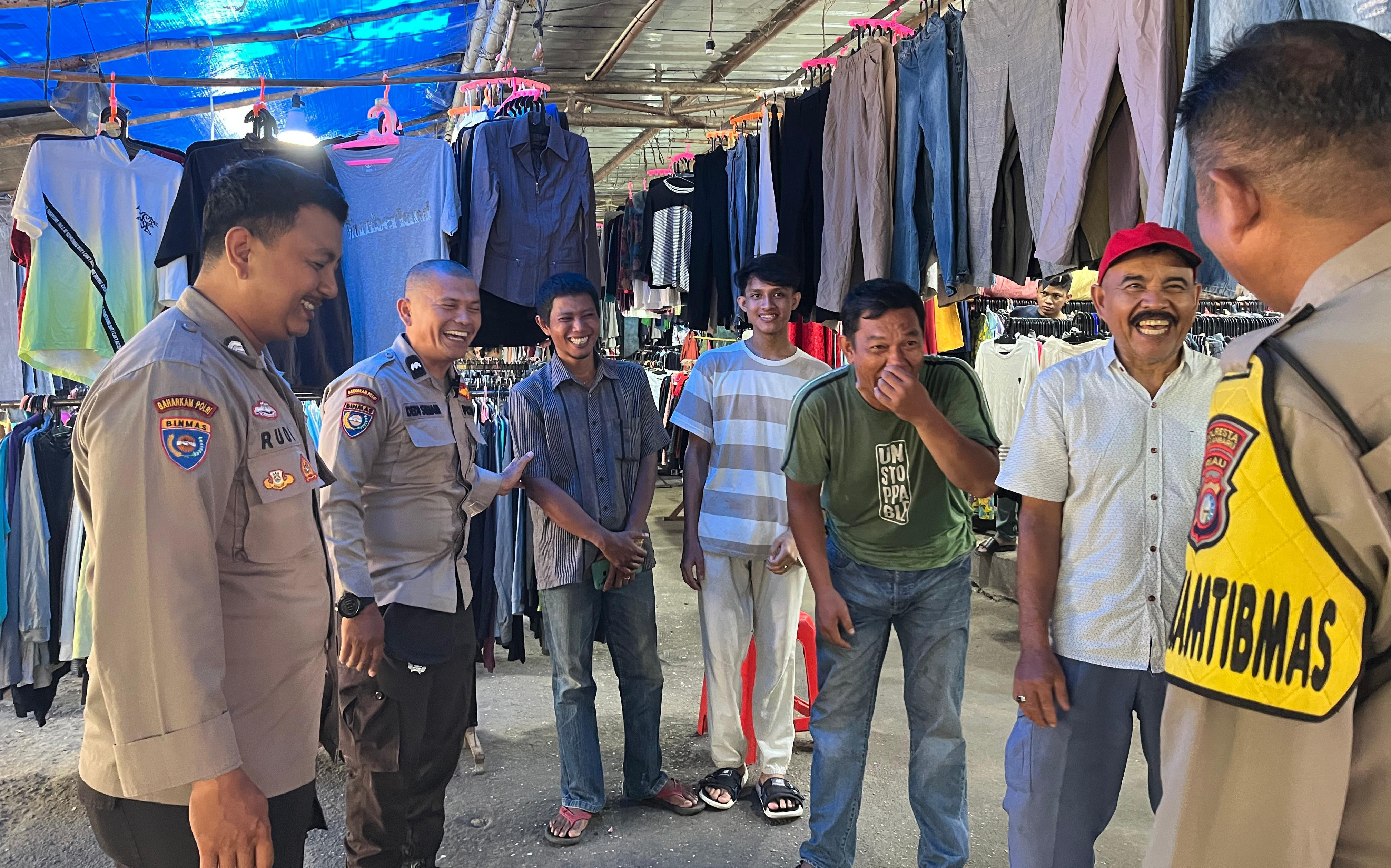 Polsek Senapelan Sambangi Pedagang Pasar Kodim Ciptakan Kondusifitas Pilkada 2024