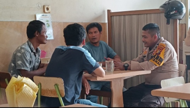 Bhabinkamtibmas Bicara Cooling System Pemilukada Damai Dengan Ngopi Bareng Bersama Warga