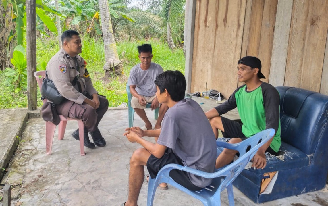 Berbincang Bersama Pemuda Desa Koto Raja, Polsek Siak Kecil Lakukan Penggalangan Cooling System 