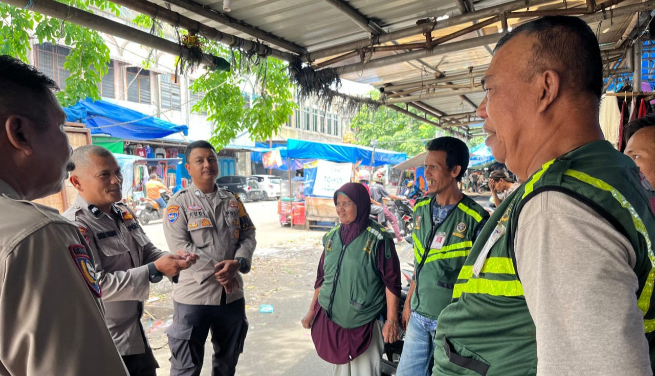 Polsek Senapelan Ajak Petugas Parkir Pasar Kodim Sukseskan Pilkada Serentak Mendatang