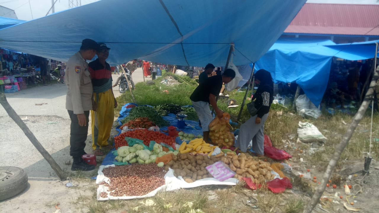 Personil Polsek Kunto Darussalam Sambangi Pedagang dan Pembeli di Pasar Muara Dilam Sampaikan Cooling System