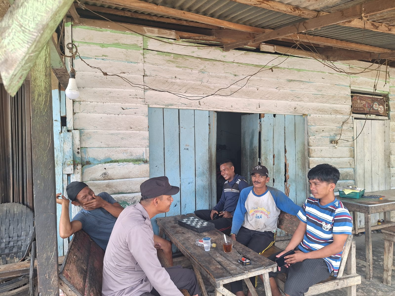 Personil Polsek Rambah Hilir Gelar Temu Ramah Bersama Tokoh Masyarakat Desa Pasir Utama Sampaikan Pesan Pilkada Damai