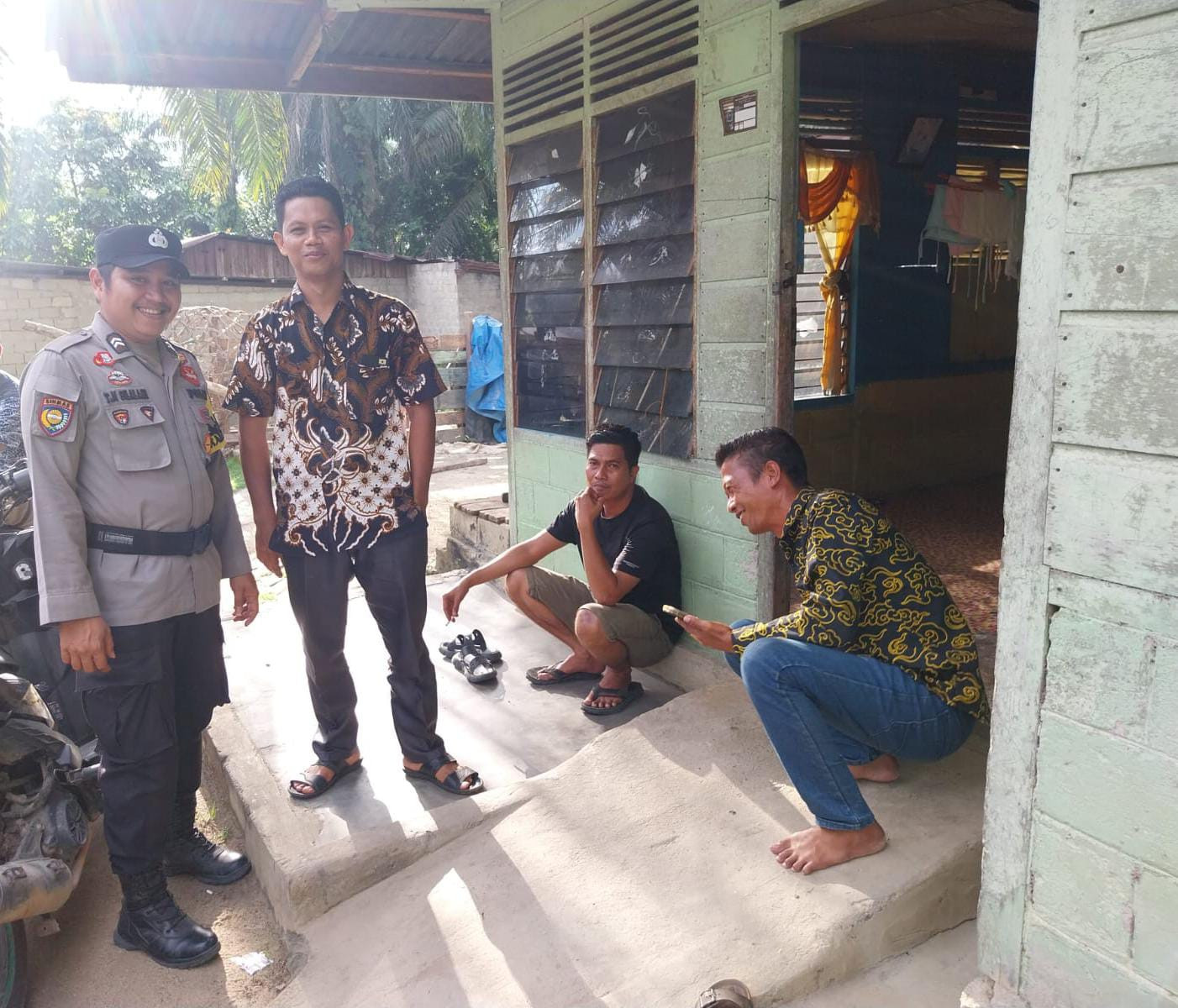Warga Tanjung Medan Barat Disambangi Personil Polsek Pujud Sampaikan Pesan Cooling System