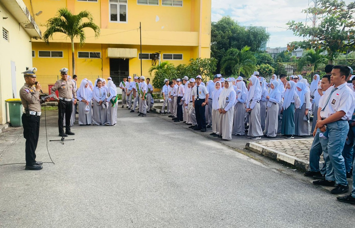 Gencar Sosialisasi Pilkada Damai, Satlantas Polresta Pekanbaru Gandeng SMA N 18 Pekanbaru 