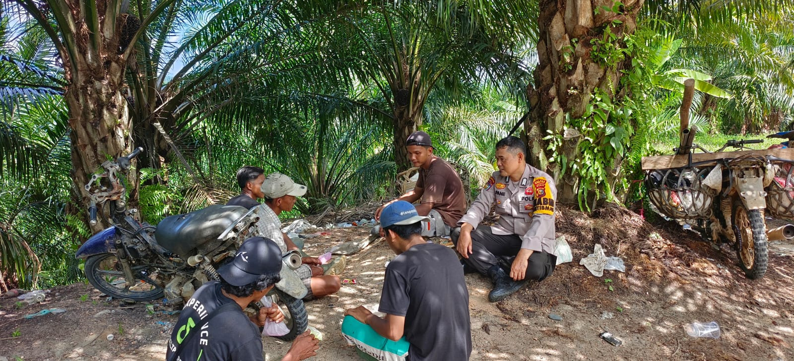 Sukseskan Pilkada 2024, Bhabinkantibmas Polsek Rokan IV Koto Cooling System Bersama Tokoh Masyarakat 