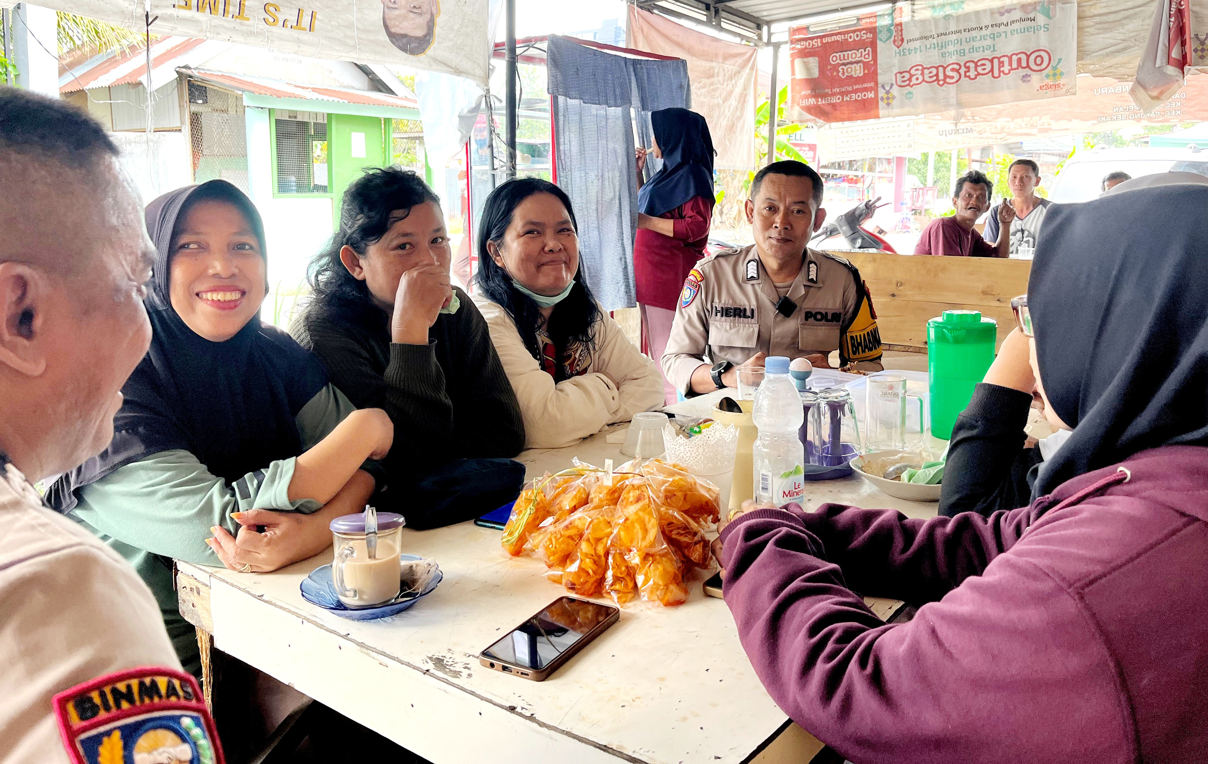 Bersama Emak-Emak Padang Terubuk Polsek Senapelan Sampaikan Pesan Pemilukada