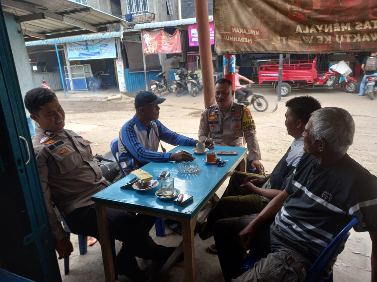 Ngopi Santai Bersama Warga, Polsek Pulau Burung Ajak Jaga Kamtibmas Jelang Pilkada 2024