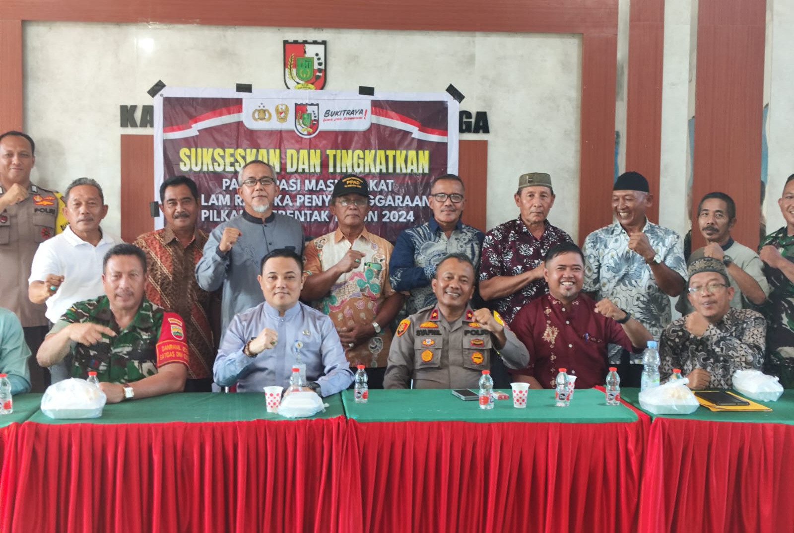 Tingkatkan Partisipasi Pilkada 2024, Kapolsek Bukit Raya DULING Bersama Masyarakat Simpang Tiga