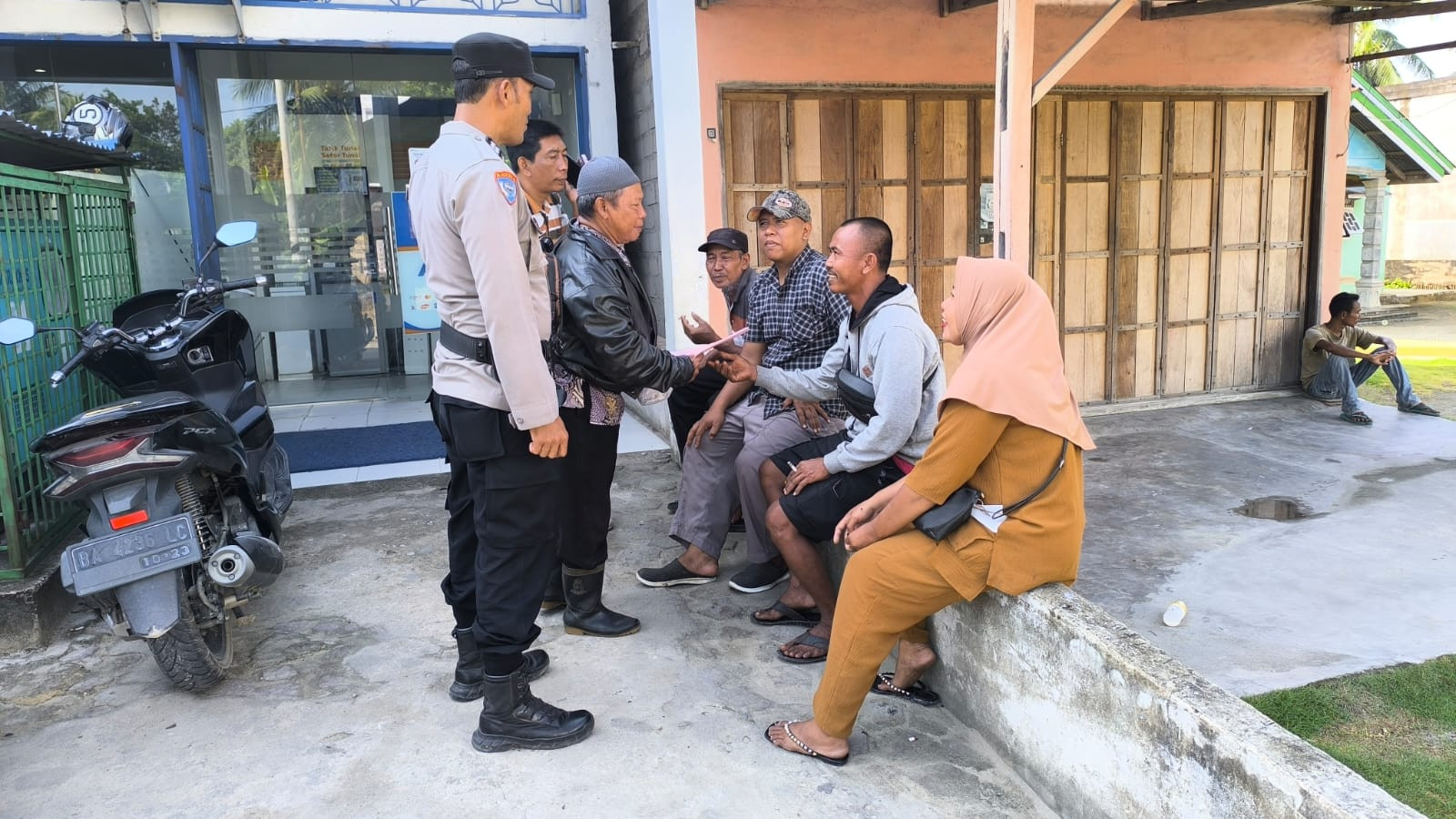 Cooling System Pilkada Damai, Ini Pesan Personil Polsek Pujud ke Warga