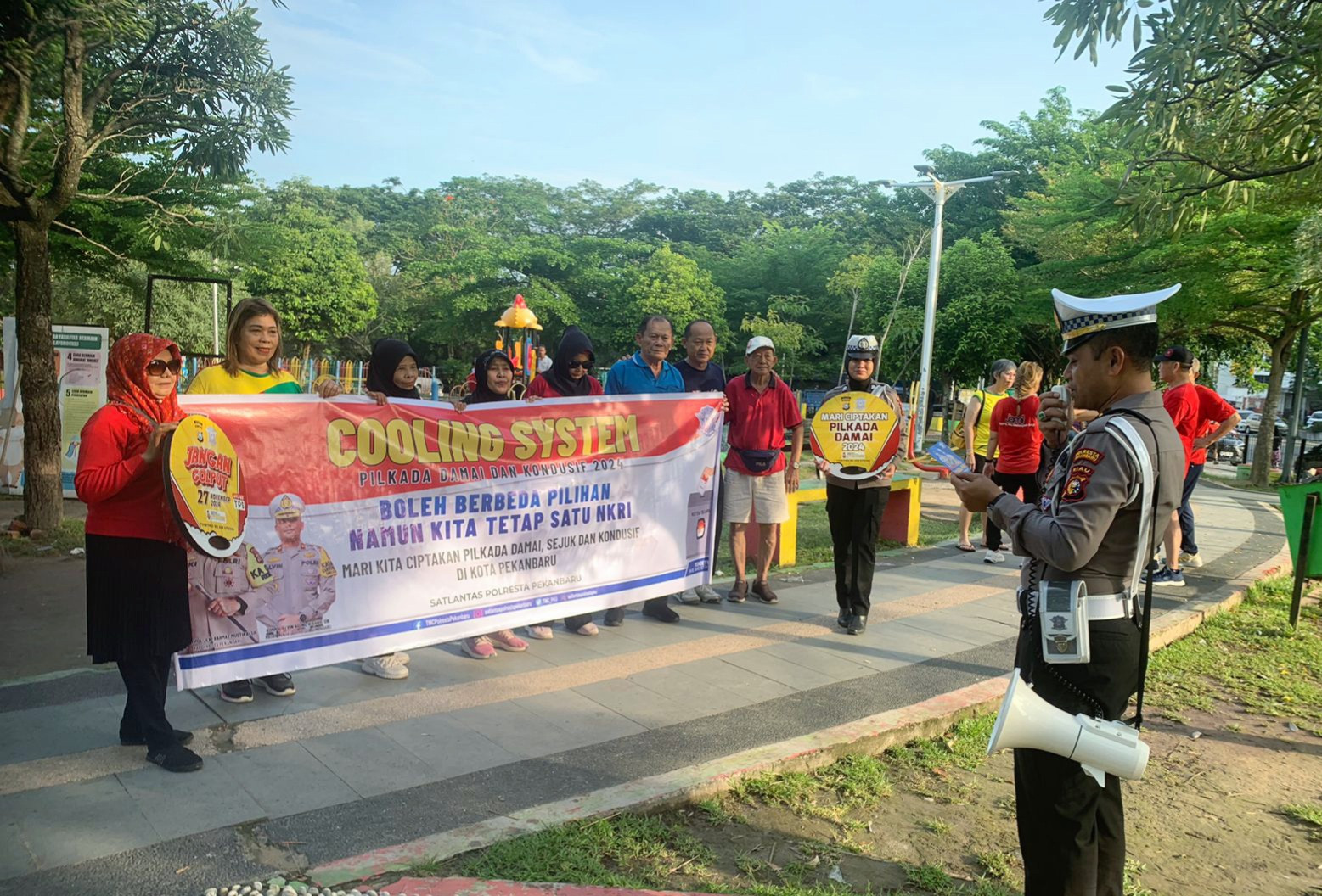 Satlantas Polresta Pekanbaru Gencar Sosialisasikan Pilkada Damai di RTH Ahmad Yani