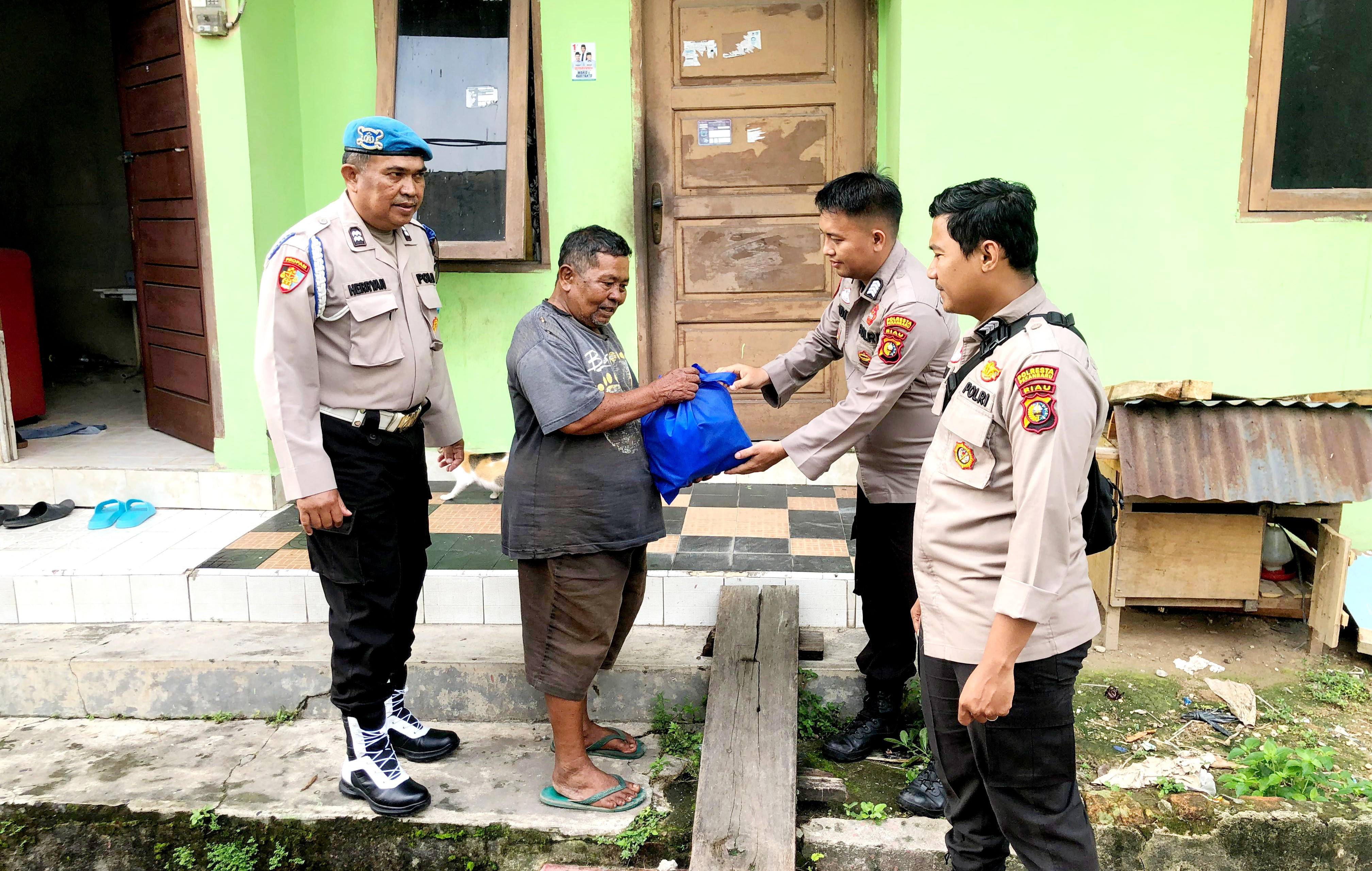Dukung Keamanan Pemilu, Polsek Pelabuhan Bagikan Bansos Untuk Warga di Pelabuhan Rakyat