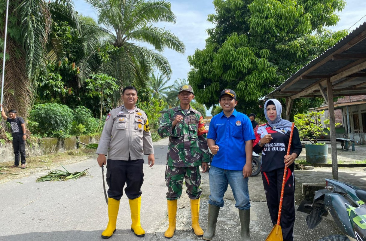 Gotong Royong di Desa Air Kulim, Wujudkan Pilkada 2024 yang Aman dan Damai