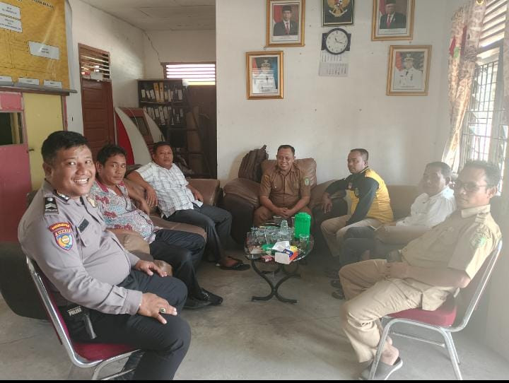 Sambangi Warga Babussalam, Polsek Pujud Ajak Warga Jaga Suasana Damai