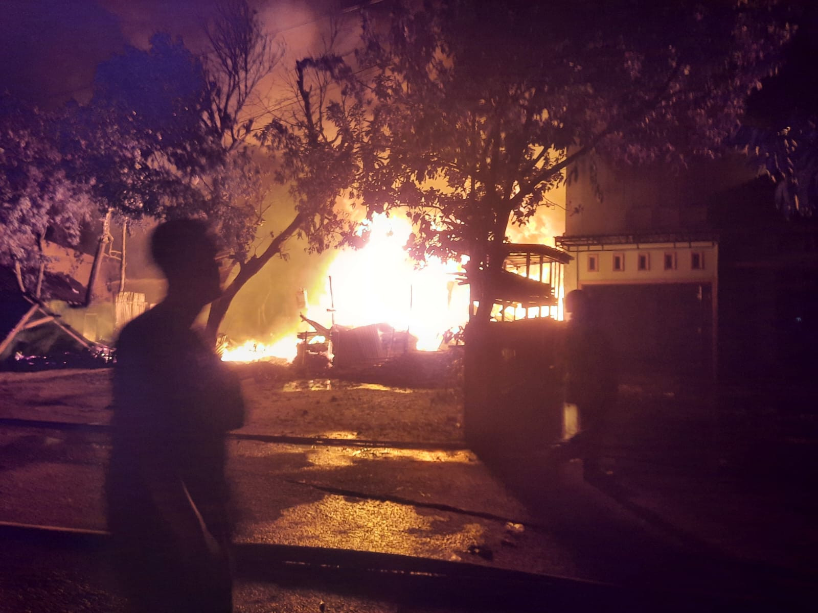 Kilang Kayu dan Gudang Solar Terbakar di Pekanbaru