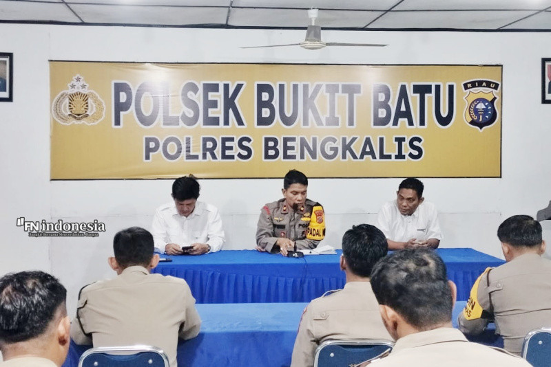 Kapolsek Bukit Batu Arahkan Bhabinkamtibmas Laksanakan Sambang dan Cooling System Jelang Pilkada 2024
