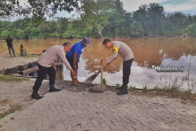 Polsek Kawasan Pelabuhan Pekanbaru Gelar Gotong Royong Bersama Buruh Kapal
