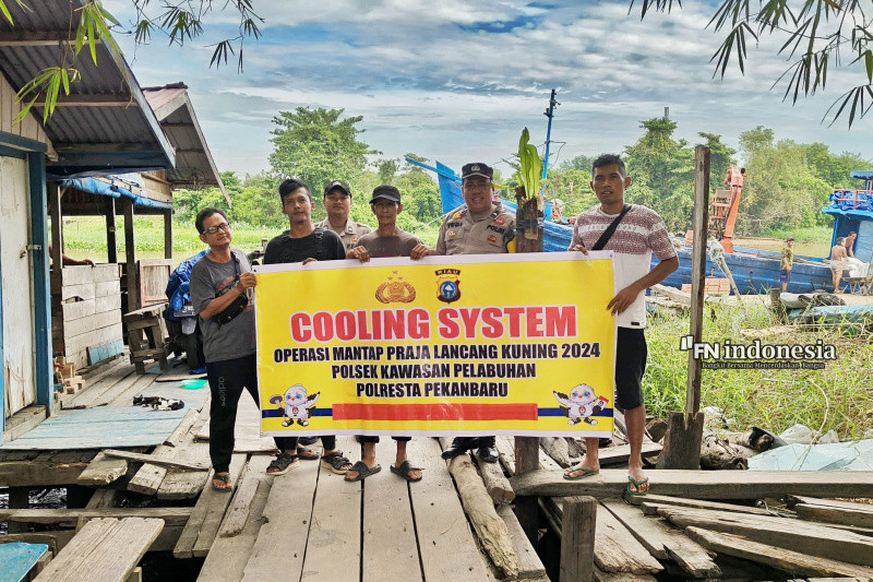 Optimalkan Kamtibmas, Kanit Intelkam Polsek Pelabuhan Pekanbaru Ajak Buruh Pelabuhan Mawar Ngopi Bareng