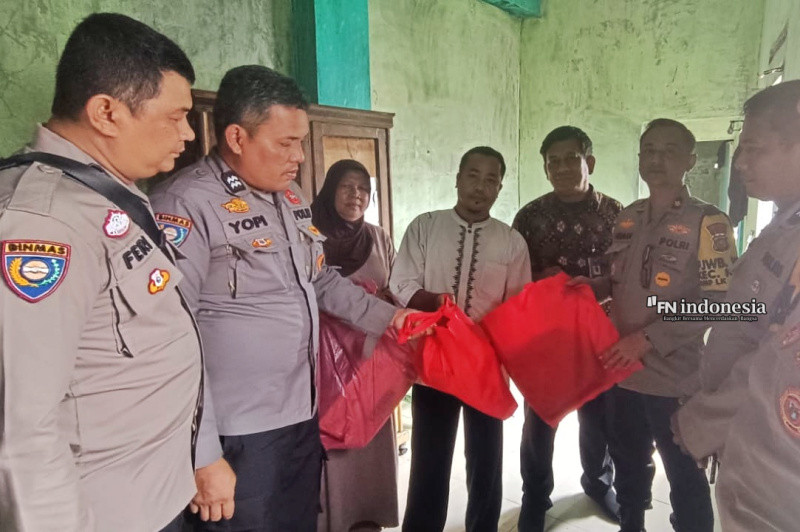 Sambang Warga Tanah Datar, Kapolsek Pekanbaru Kota Santuni Penjaga Masjid Muslimin