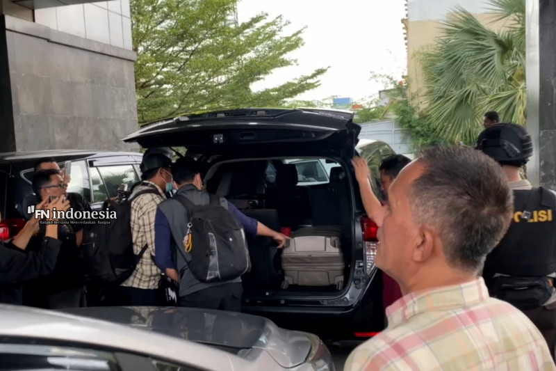 Geledah Kantor PUPR Riau, KPK Bawah 4 Koper Besar