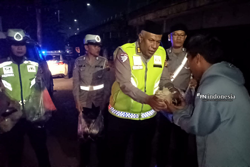 Peduli Korban Banjir, Tim Sahur On The Road Ditlantas Polda Riau Bagikan Makanan Sahur