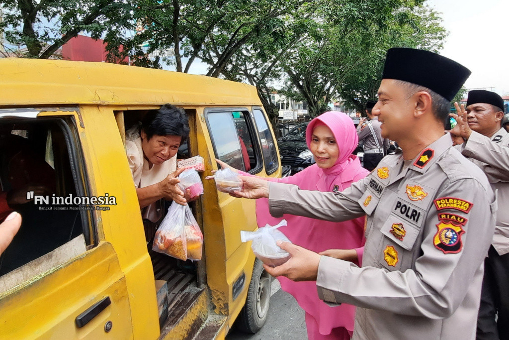 Kapolsek Pekanbaru Kota Bagikan Takjil Gratis kepada Masyarakat dalam Rangka Bulan Suci Ramadan