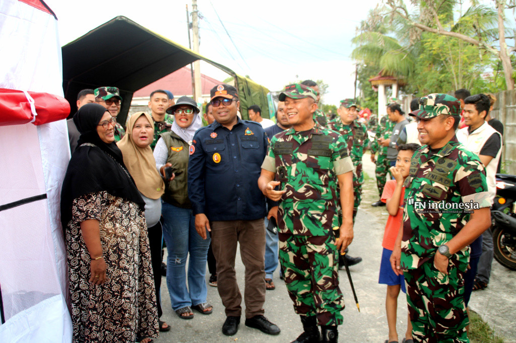 Danrem 031/WB Tinjau Warga Terdampak Banjir di Rumbai, Salurkan Bantuan Sembako