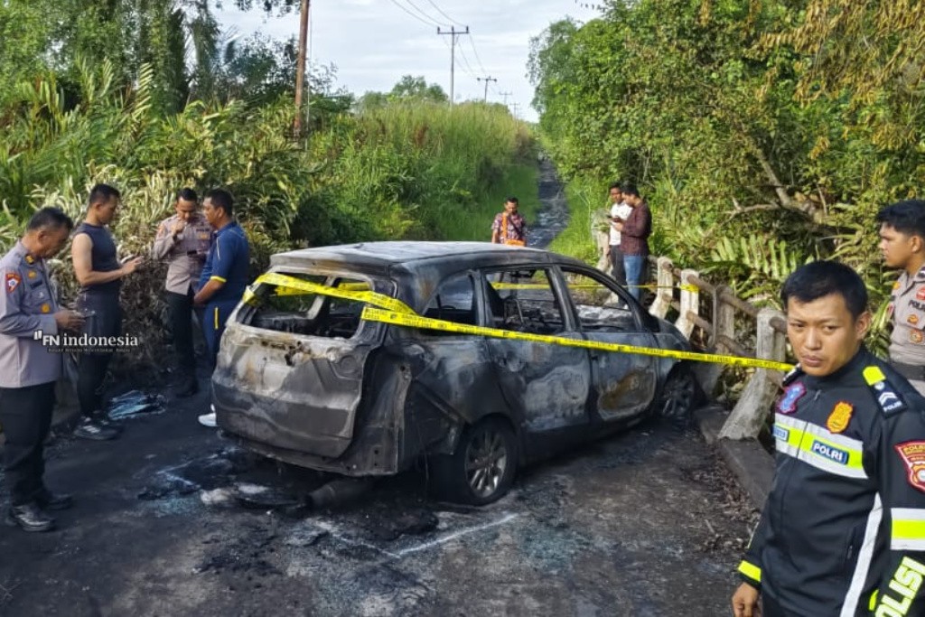 Mobil Honda Mobilio Terbakar di Jembatan Parit 22 Tembilahan, Dua Penumpang Alami Luka Bakar Serius