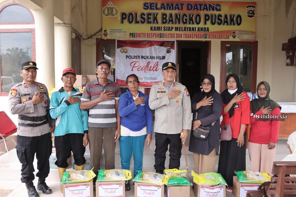 Wujud Kepedulian, Polres Rohil Serahkan Paket Sembako untuk Kaum Dhuafa