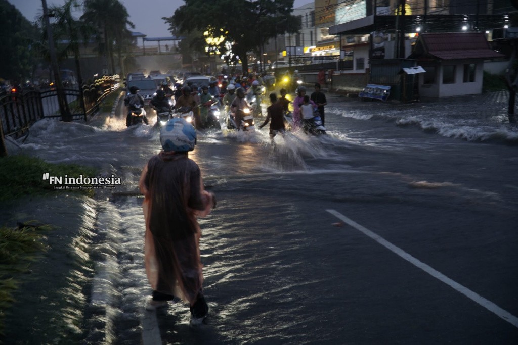 Hujan Deras Landa Pekanbaru, Sejumlah Ruas Jalan Utama Lumpuh Akibat Banjir, Kendaraan Banyak yang Mogok